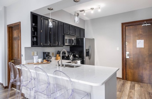 Downtown Charleston Apartment | Urban and Charming, Sleeps 12 on King Street!
