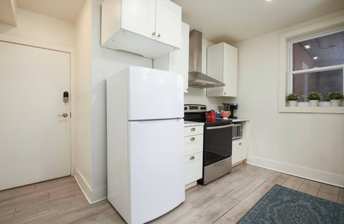 La Petite-Patrie Apartment | Urban Chic Escape: Apt. 2BR & 2 bath Patio & A/C