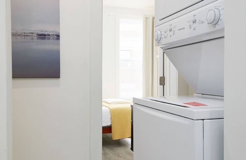 La Petite-Patrie Apartment | Urban Chic Escape: Apt. 2BR & 2 bath Patio & A/C