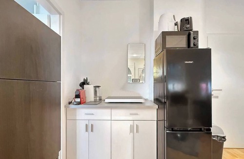 Gaisburg Apartment | Urban Chic | Sleeps 5 | Balcony