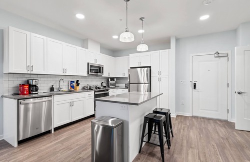 Greenville Condo | Urban Elegance: 20 Minutes to NYC with Luxe Amenities- Gym and Laundry In Unit