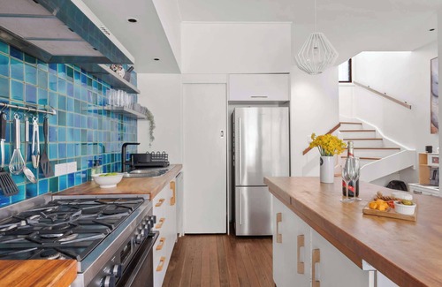 Alexandria House | Urban Elegance in Alexandria with Parking