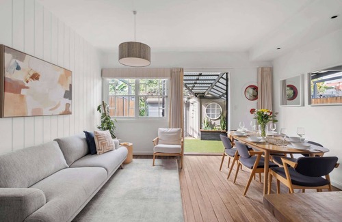 Alexandria House | Urban Elegance in Alexandria with Parking
