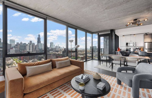 Near West Side Apartment | Urban Escape: 2BR w/Pool, Gym & Skyline Views