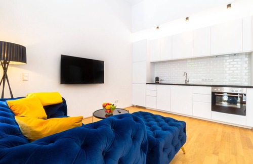 Margareten Apartment | Urban Flat in Vienna | Private & Sunny Balcony