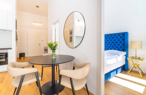 Margareten Apartment | Urban Flat in Vienna | Private & Sunny Balcony