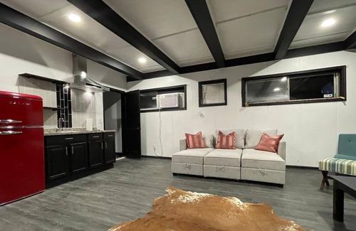 Vollintine-Evergreen Condo | Urban Getaway - Studio