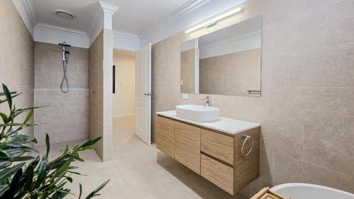 Wagga Wagga Villa | Urban Haven Central Wagga