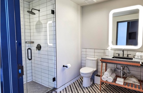 East Nashville Hotel | Urban Modern Vibe Awaits! Close to Johnny Cash Museum & Airport, Pet Friendly