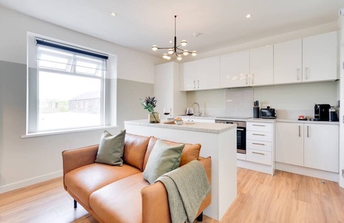 Newport Apartment | Urban Oasis by Keystone