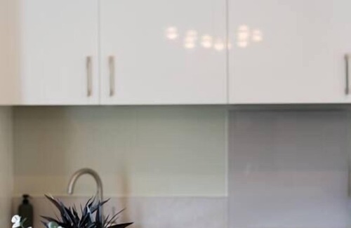 Newport Apartment | Urban Oasis by Keystone