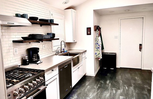 Detroit - Shoreway House | Urban Oasis- Centrally located- Walkable to Beach