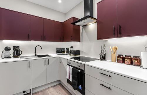 Harrow Apartment | Urban Oasis - Chic 4BR Stay Perfect for Big Groups