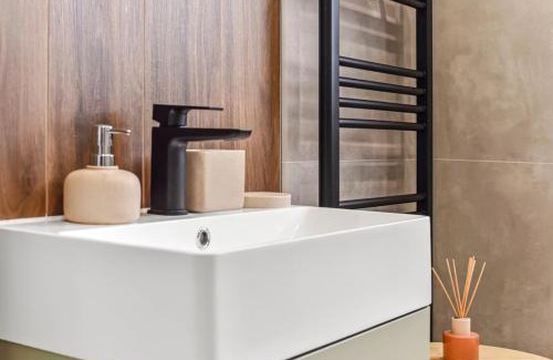 Harrow Apartment | Urban Oasis - Chic 4BR Stay Perfect for Big Groups