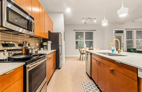 King William Apartment | Urban Oasis: Luxe Apt City & River Views+Pool+Gym!
