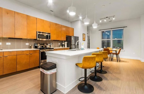 King William Apartment | Urban Oasis: Luxe Apt City & River Views+Pool+Gym!