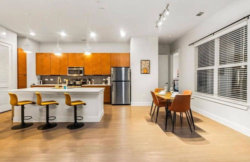 King William Apartment | Urban Oasis: Luxe Apt City & River Views+Pool+Gym!
