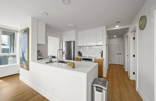 Gastown Apartment | Urban Oasis: Modern 3BR Retreat, Prime Location near Gastown, Vancouver