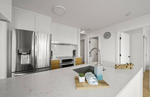 Gastown Apartment | Urban Oasis: Modern 3BR Retreat, Prime Location near Gastown, Vancouver