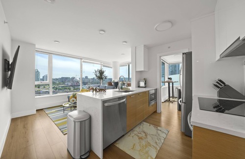Gastown Apartment | Urban Oasis: Modern 3BR Retreat, Prime Location near Gastown, Vancouver