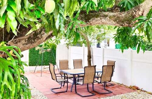 Coral Way Apartment | Urban Oasis Modern Comfort in Prime Location