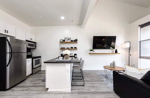 Pacific Terrace Apartment | Urban Oasis - Prime Location - Modern Comforts- and Steps Away to San Diego Bay