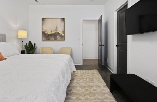Columbia House | UrbanChic Retreat
