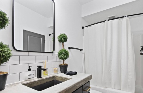 Columbia House | UrbanChic Retreat