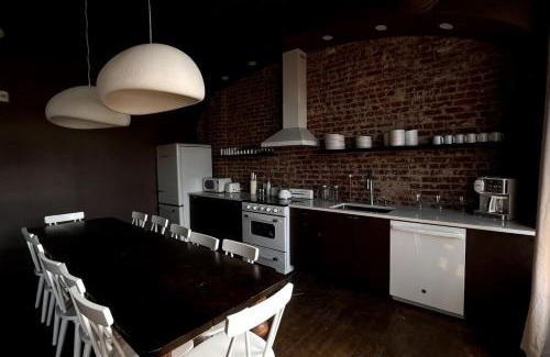 Newark Apartment | Hollyhock Suite 501: 4 bed/2 bath with soaking tub