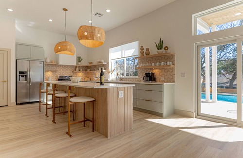 Parker Lane House | UT Football Fave - Pool, Hot Tub, BBQ Grill, Yard!