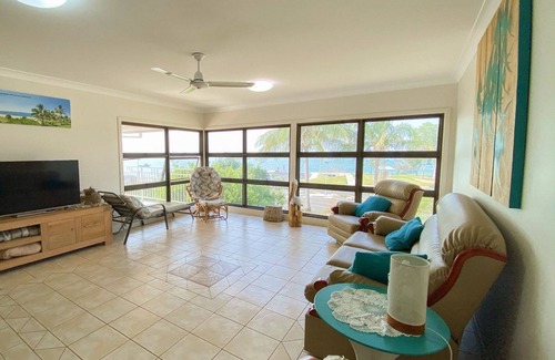 Traviston House | Utopia - Burrum Heads- Riverfront - 5BR- Aircon- Pets Welcome