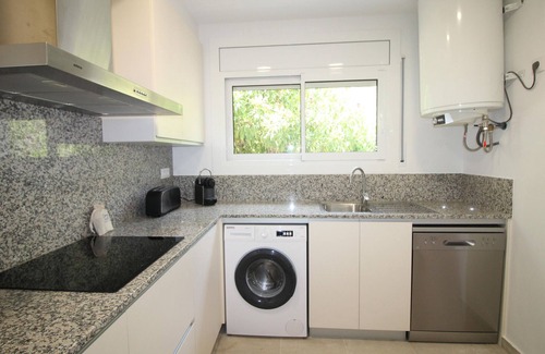 Llanca House | V. FANÉ ESQ - Casa con jardín y vista mar en Llançà acabada de reformar