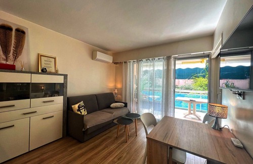 Riou - Petit Juas - Av de Grasse Apartment | V. Park