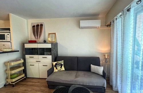 Riou - Petit Juas - Av de Grasse Apartment | V. Park