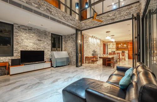 Kathu Villa | V158 9BR Tennis On prestigious Phuket Country Club