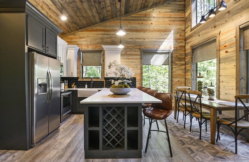 Broken Bow Cabin | Vacana Cuddle Cozy Couples Cabin, Hot Tub, Fire Pit, Pet