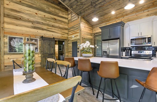 Broken Bow Cabin | Vacana Cuddle Cozy Couples Cabin, Hot Tub, Fire Pit, Pet