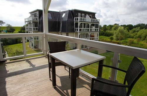Wremen Apartment | Vacation apartment near the beach with sauna & beautiful, covered balcony with dyke view