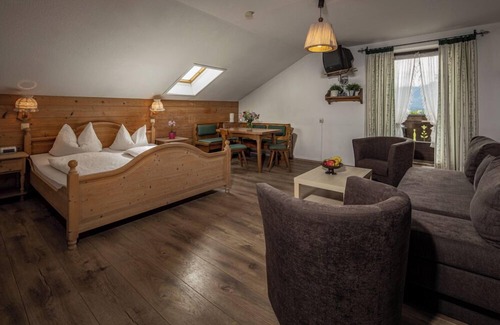 Aufham Apartment | Vacation apartment 2 Untersberg, up to 5 persons, balcony