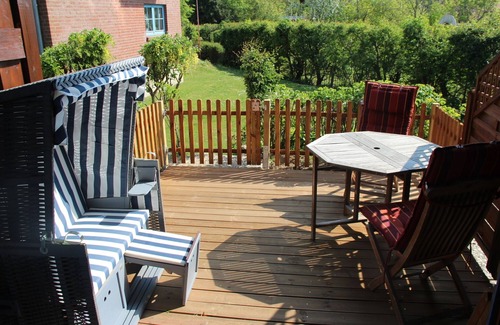 Lemkenhafen Apartment | Vacation apartment "Bolle" for 2 adults and 2 children with terrace -in a few minu