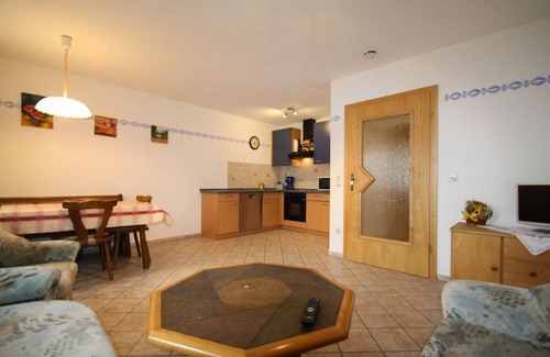 Obing Apartment | Vacation apartment for up to 4 people on a farm, 80 m² handicapped accessible with care bed