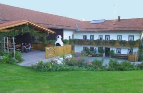 Obing Apartment | Vacation apartment for up to 4 people on a farm, 80 m² handicapped accessible with care bed