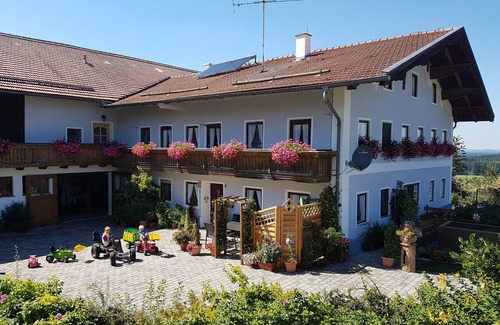 Obing Apartment | Vacation apartment for up to 4 people on a farm, 80 m² handicapped accessible with care bed