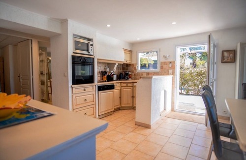 Giens Apartment | Vacation apartment with garden 5m from the water, ideal for families and water sports enthusiasts.