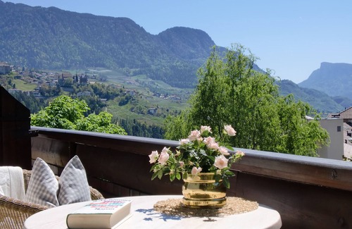 Rifiano Apartment | Vacation apartments Innerhofer west-facing balcony apartment, shared garden and pool