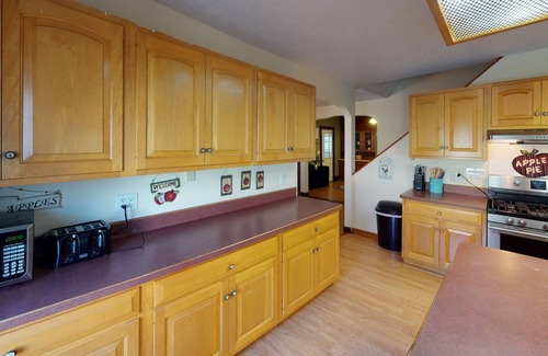 Carbon Hill Cottage | Vacation Cottage near Wayne National Forest ATV Trail Head, Hot Tub & more!