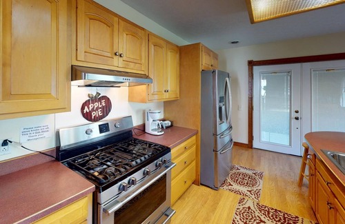 Carbon Hill Cottage | Vacation Cottage near Wayne National Forest ATV Trail Head, Hot Tub & more!