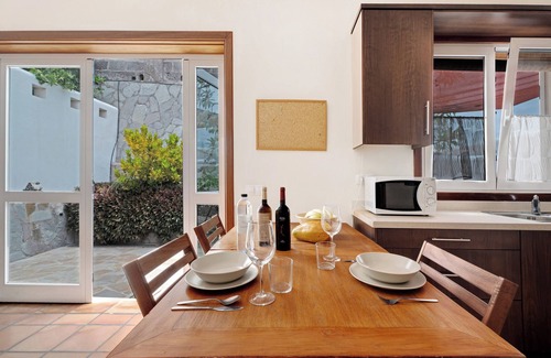 Playa San Juan Apartment | Vacation Apartment 'Finca La Calabacera Azul' with Shared Pool, Private Terrace and Wi-Fi