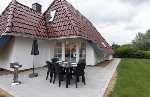 Dorumer Neufeld House | Vacation home Helga's Sonnenplatz. Idyllic and surrounded by greenery.