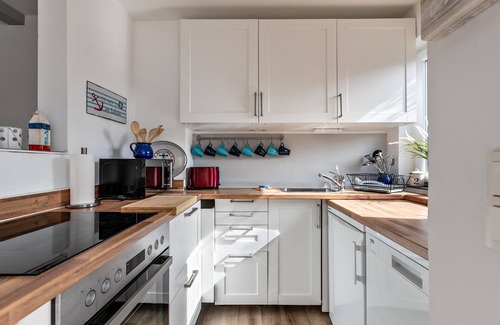 Busumer Deichhausen House | Vacation Home "Deich Hus" with Private Terrace, Garden & Wi-Fi